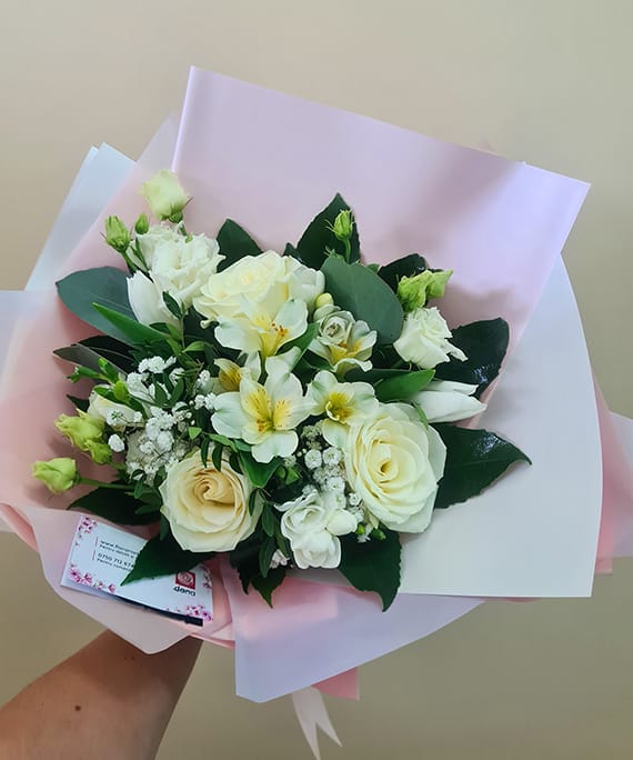 Flori de iarnă pentru un început de an plin de culoare. Recomandările noastre 5 Buchet alb imaculat