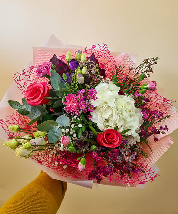 Buchet Fain cu Hortensia și Trandafiri 1 Buchet cu hortensie albă și trandafiri ciclam, livrat în Cluj-Napoca