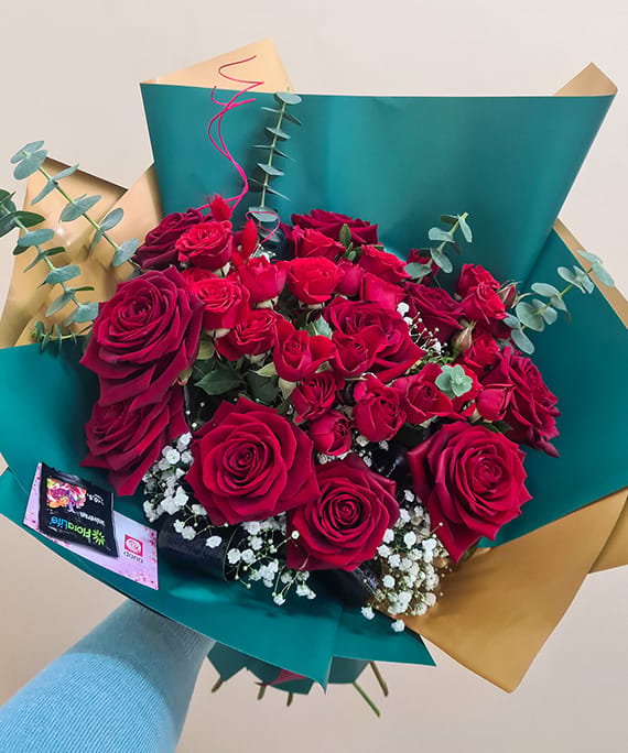 Buchet Trandafiri și Miniroze roșii 1 Buchet Trandafiri si Miniroze rosii 1