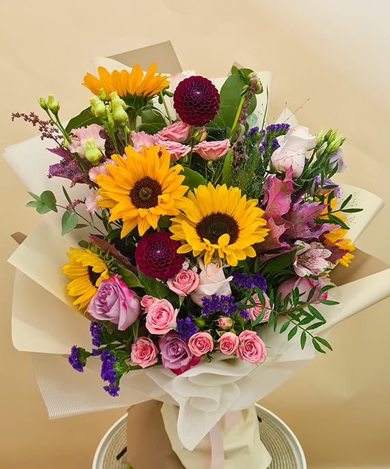 Buchet Deluxe de Toamnă 1 Buchet Deluxe de Toamnă cu floarea-soarelui, dalii bordo și trandafiri roz și mov, livrat în Cluj-Napoca