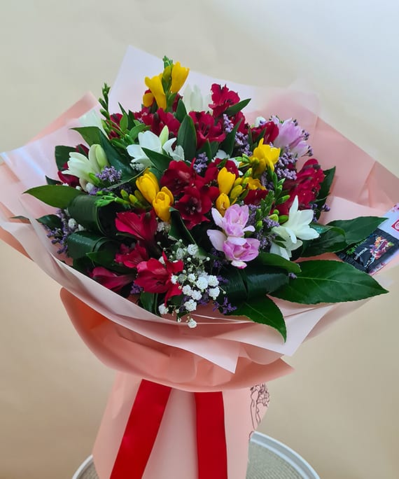 Buchet de Alstroemeria și Frezii, fotografia 3