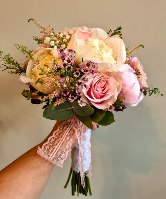 Tendințe florale în 2024. Culori, evenimente și sustenabilitate 7 buchet mireasa bujori si trandafiri cluj napoca