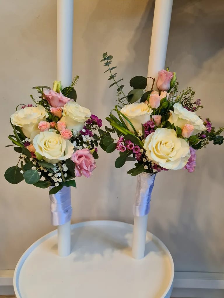 Lumânări de cununie în nuanțe pastel, create de Florăria Dana în Cluj