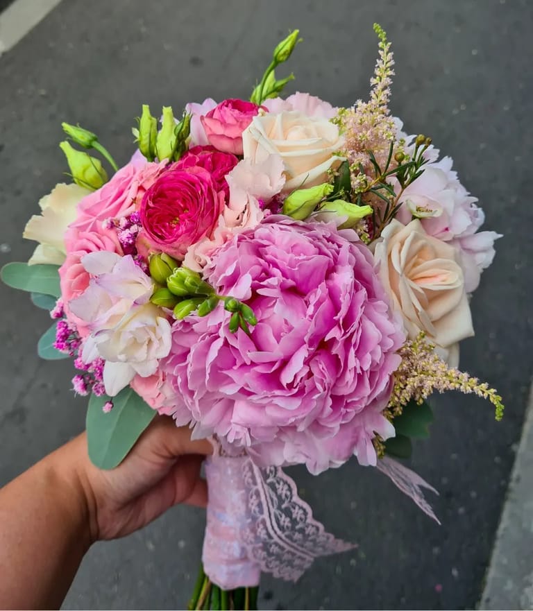 Buchet de mireasă rotund, cu bujori roz și trandafiri albi, creat de Florăria Dana în Cluj