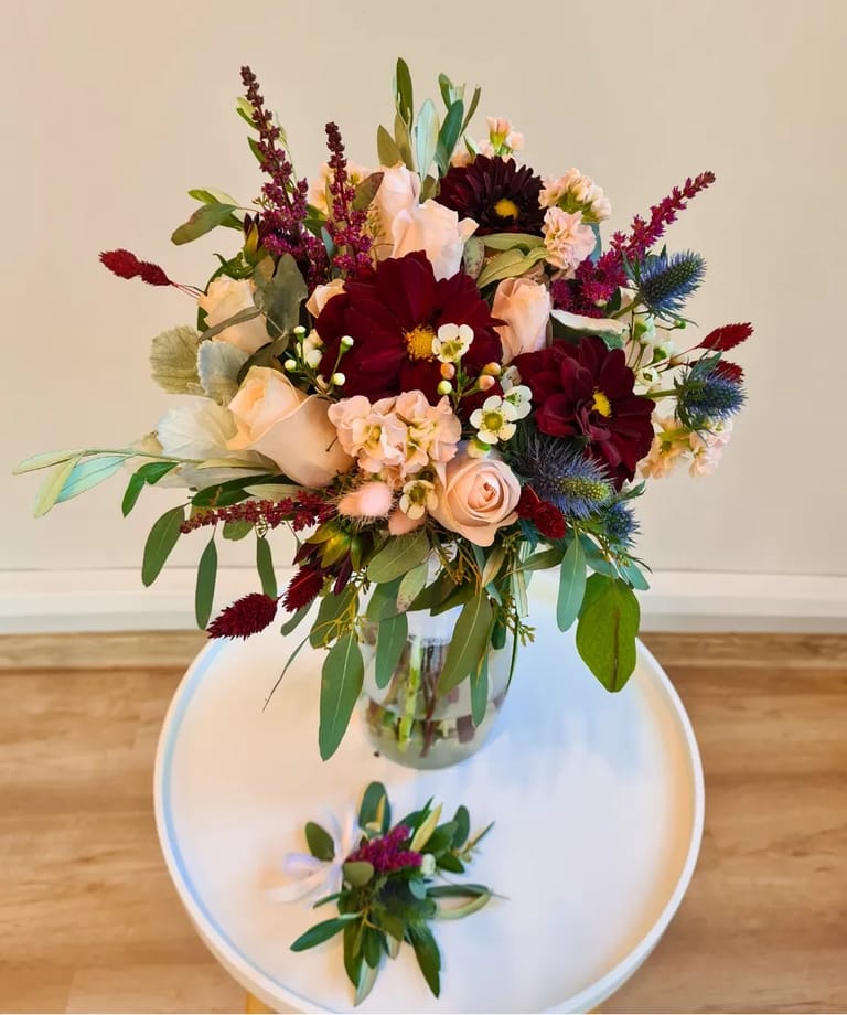 Buchet de mireasă colorat, de toamnă, în nuanțe de bordo și piersică, creat de Florăria Dana în Cluj