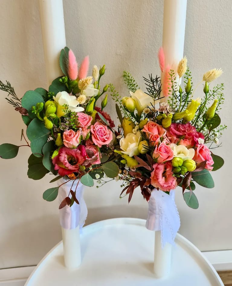Lumânări de cununie cu decor floral bogat, create de Florăria Dana în Cluj