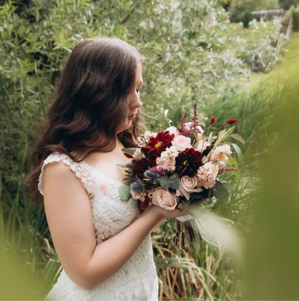 Mireasă cu buchetul de mireasă creat de Florăria Dana, la o nuntă în Cluj
