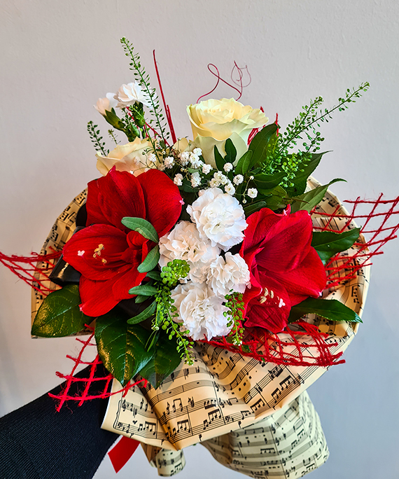 Flori de iarnă pentru un început de an plin de culoare. Recomandările noastre 2 Buchet Amarillis rosu si trandafir alb 1