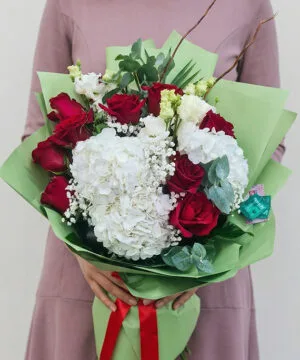Buchet Deluxe cu Hortensia și Trandafiri