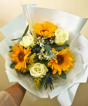 Buchet Floarea Soarelui și Trandafiri Albi