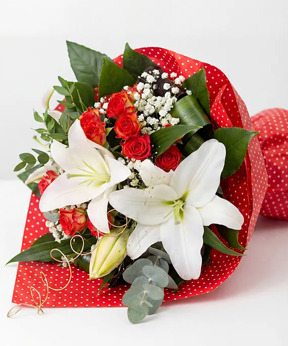 Buchet crin Imperial și miniroză roșie 1 Buchet crin Imperial si miniroza rosie 1