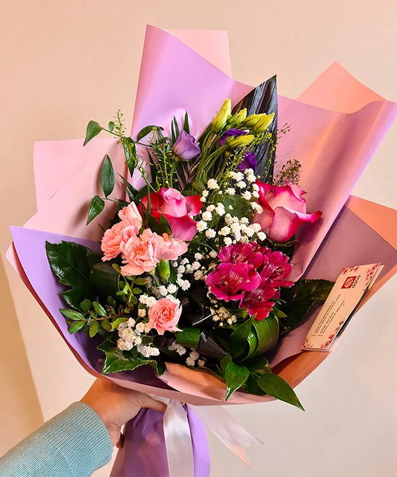 Buchet piramidal Eustoma si trandafiri 1 1