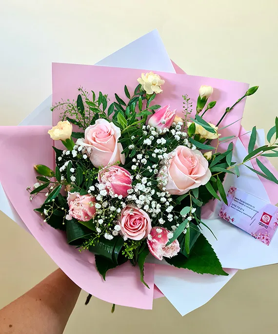 Buchet trandafiri roz si lalele albe 1 1
