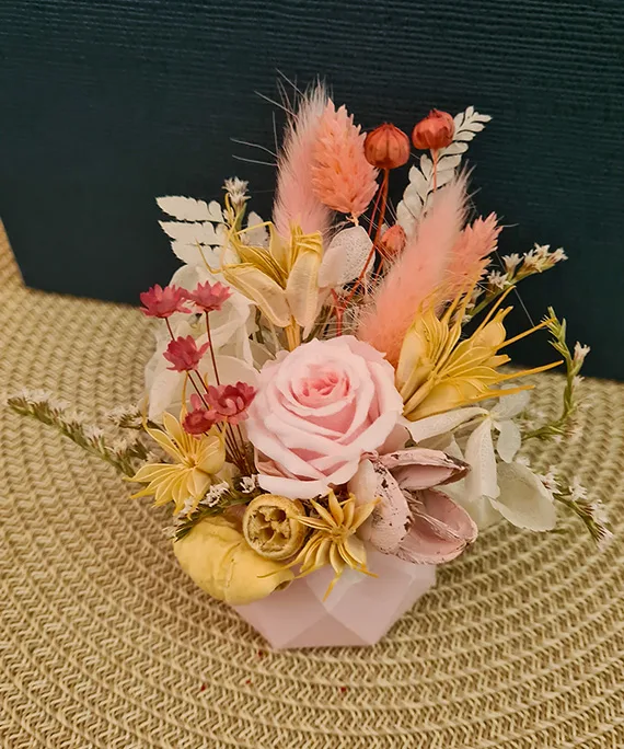 Martisor cu miniroza criogenata roz in vas 3