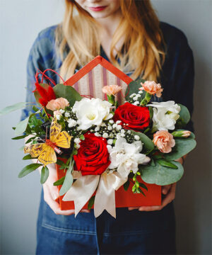 Plic mixat din trandafiri și frezii