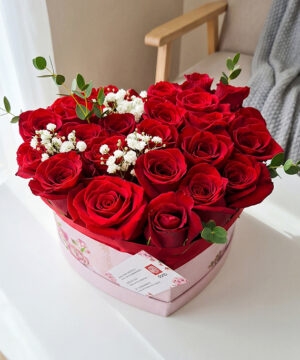 Inimioară Mare cu Trandafiri Roșii