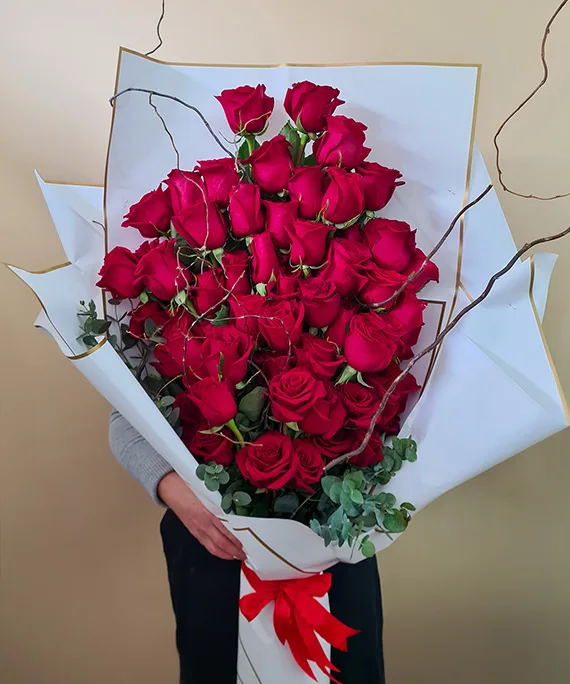 Buchet de lux piramidal din 61 trandafiri 1