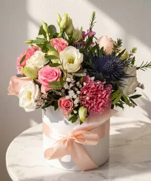 Cutie albă cu flori roz