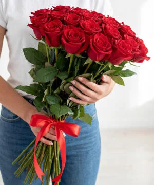 Trandafiri Roșii cu Panglică Satin