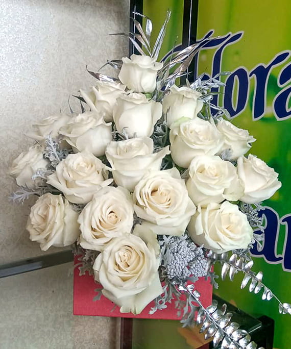 Aranjament floral in plic cu trandafiri albi