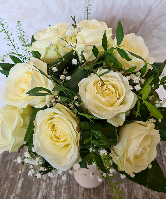 Buchet funerar 8 trandafiri albi 4