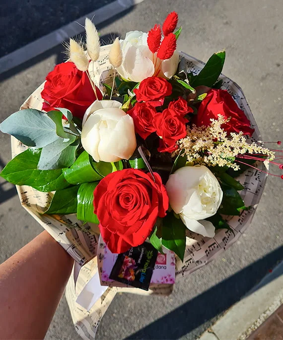 Bujori albi si trandafiri rosii 1