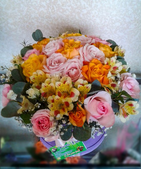 Cutie rotunda cu flori pastel 2