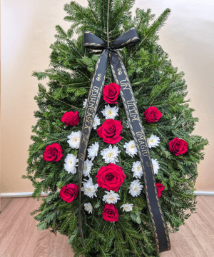 Coroană 10 trandafiri roșii și crizantemă