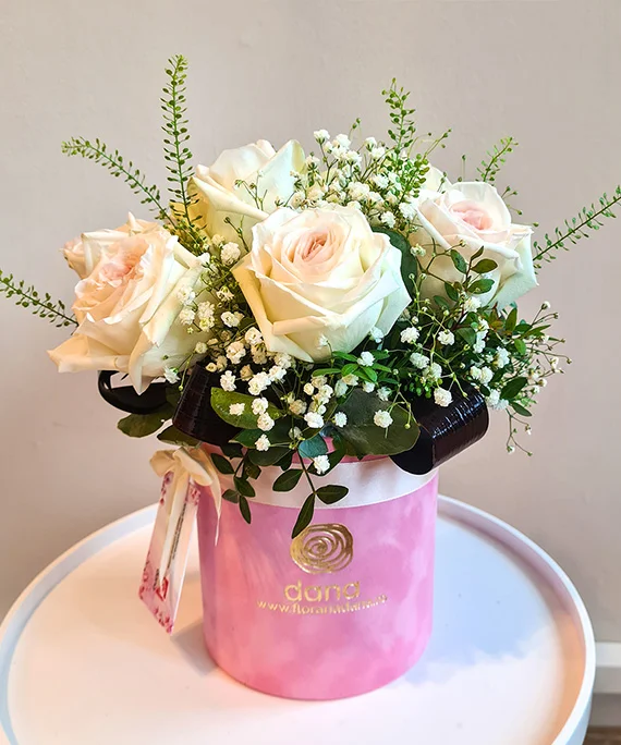 cutie roz cu trandafiri albi 1