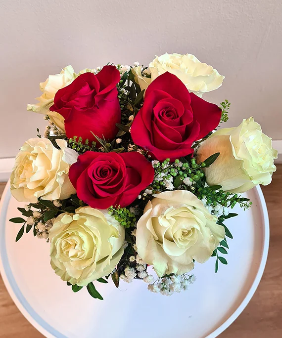 cutie trandafiri rosii si albi 3