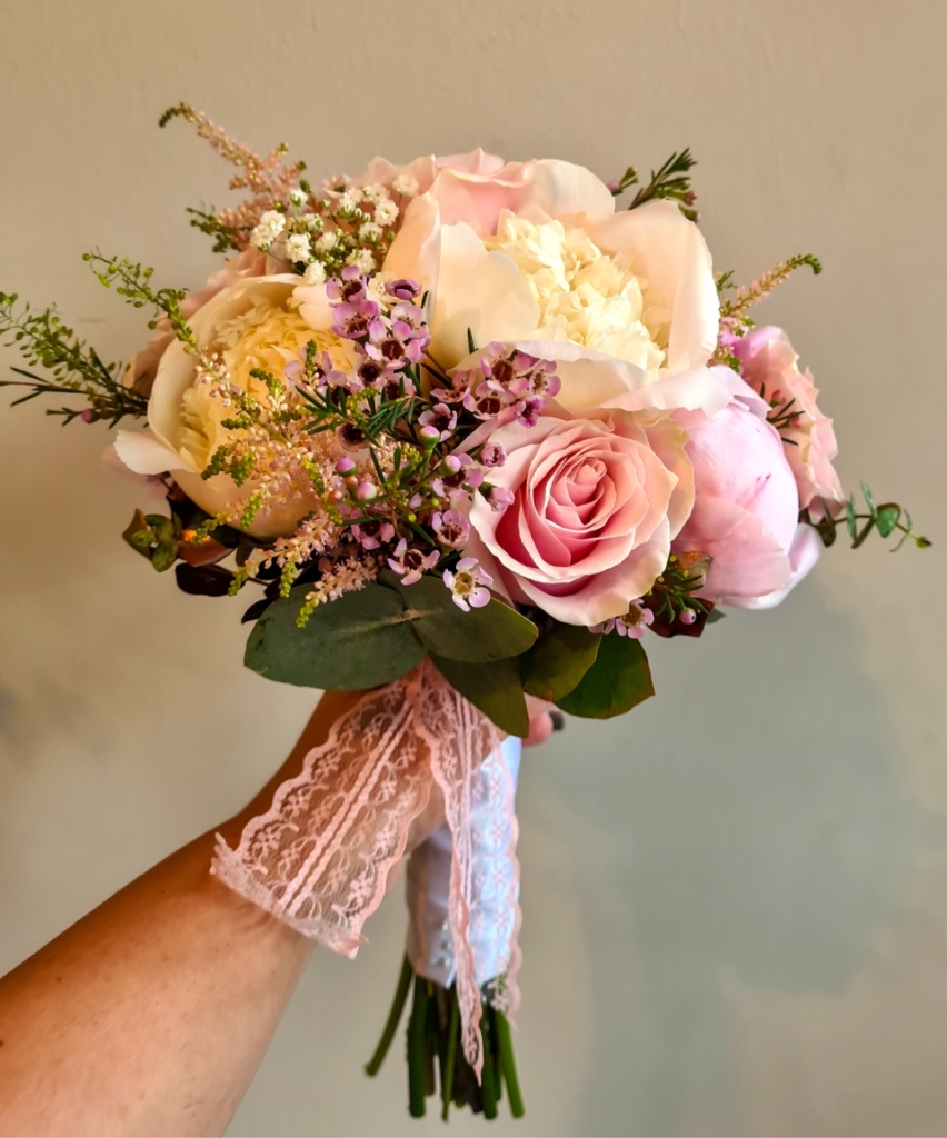 Tendințe florale în 2024. Culori, evenimente și sustenabilitate 7 buchet mireasa bujori si trandafiri cluj napoca