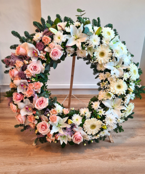 Coroană rotundă mare cu flori albe și roz