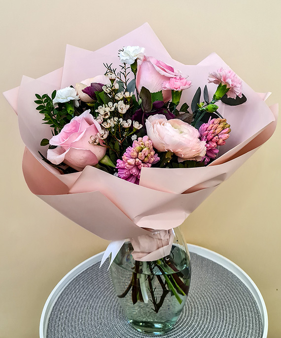 Invită arome de primăvară în casa ta prin intermediul florilor 6 Buchet Ranunculus si trandafir 1