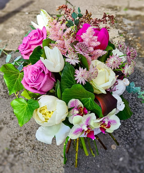Buchet pe structura cu bujori lalele trandafiri si Astrantia 5