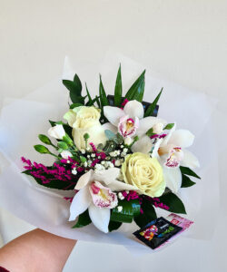 Splendoarea trandafirilor în diverse aranjamente florale 4 Buchet trandafiri si orhidee 1