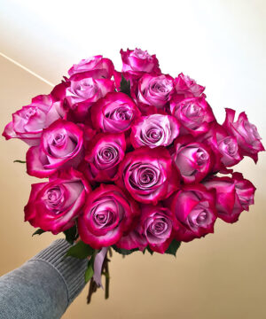 Trandafiri mov cu panglică satin