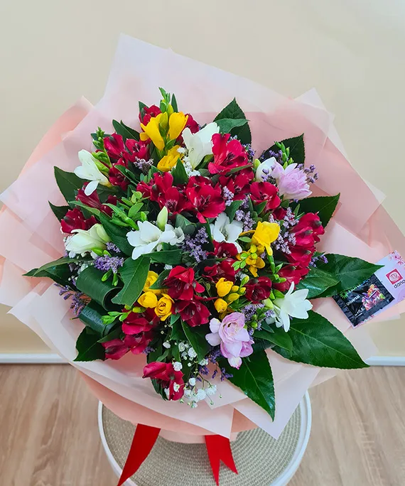Buchet de Astromelia si Frezii 1