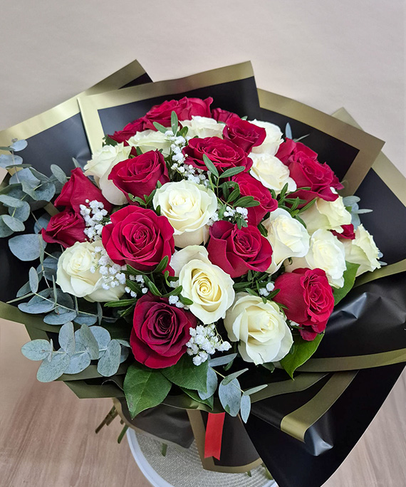 Buchet 35 Trandafiri Albi și Roșii 1 Buchet 35 Trandafiri Albi si Rosii 1