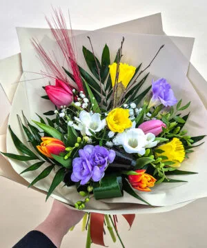 Buchet Primăvară cu Frezii și Narcise