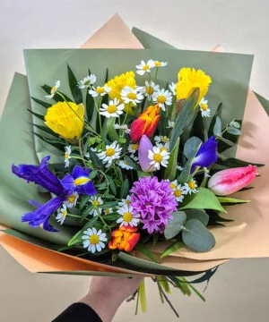 Buchet Primăvară cu Narcise și Iriși