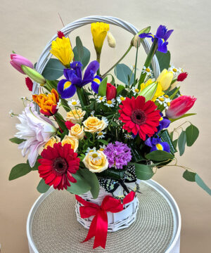 Coș cu Flori de Primăvară